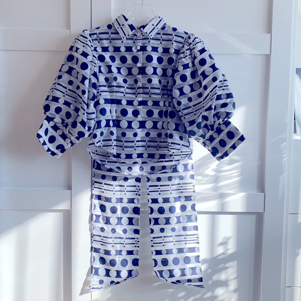 Super elegant, blue and white balloon-sleeved blouse with tales.